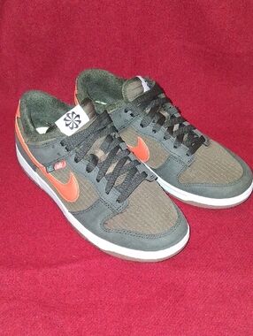 Nike TOASTY Men’s Low-Top Sneakers – Olive with Orange Swoosh